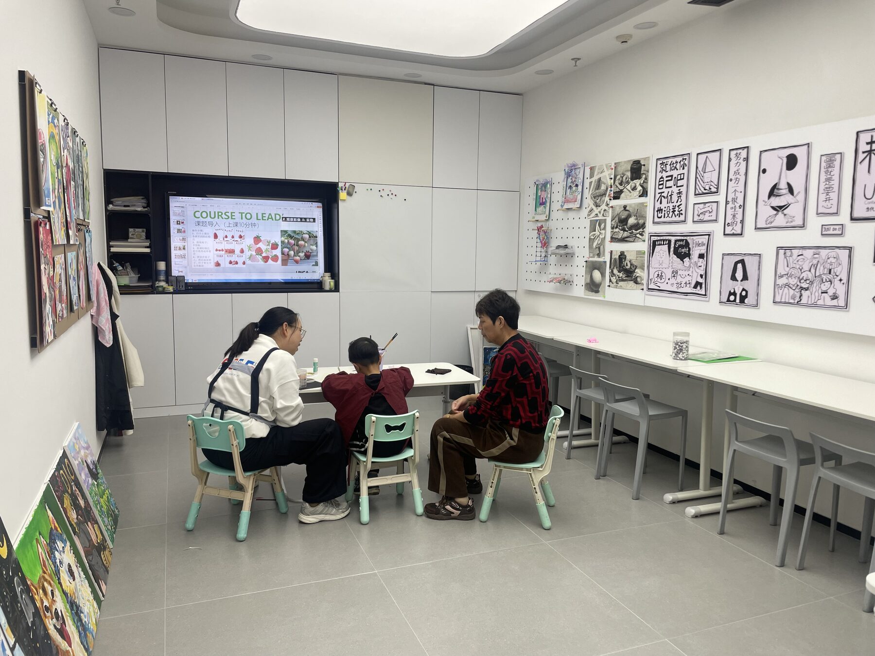 陈列着儿童作品的明亮教室