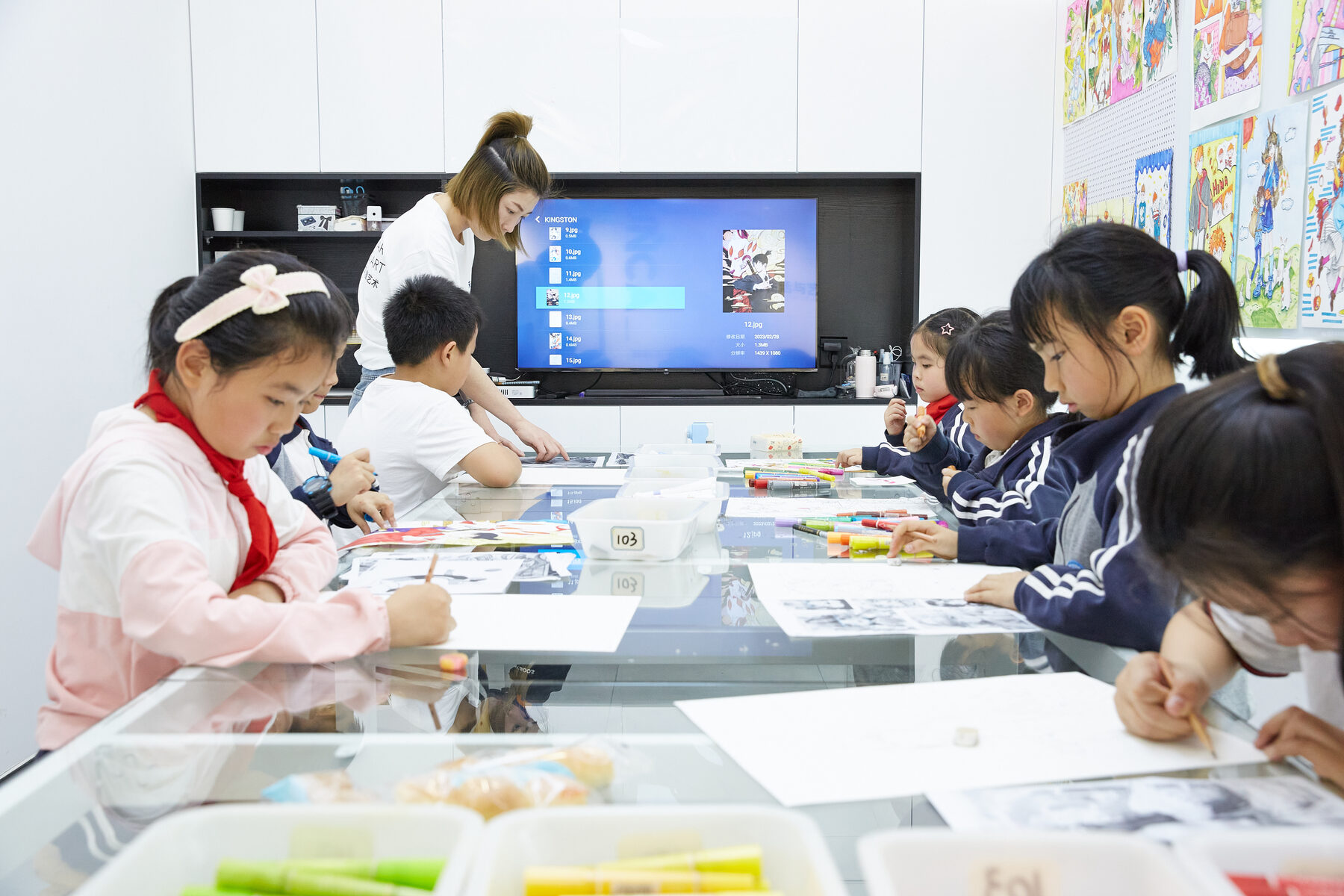 孩子们沉浸创作的课堂环境
