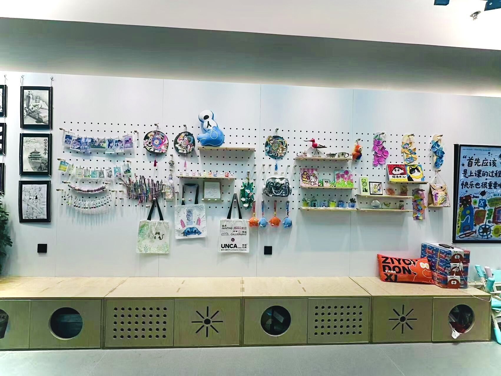 充满儿童作品与材料的教学场景